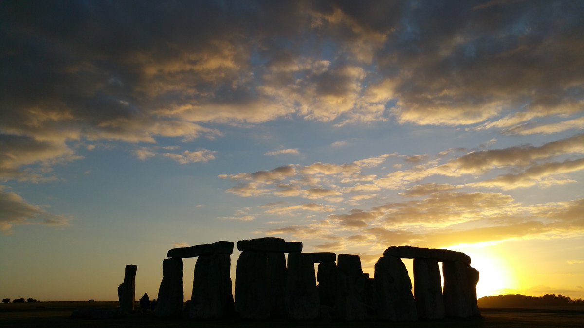 ST0NEHENGE's tweet photo. Sunrise at Stonehenge today (21st September) was at 6.51am, sunset is at 7.07pm 🌤️ https://t.co/NvXXmyJON8