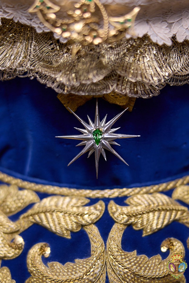 elllamadorcsr's tweet photo. La @EspDeTriana. La Virgen lleva en su cintura una estrella regalada por la hermandad del Rocío de Ceuta. 
📷@fransantiph https://t.co/DdHG45A5hw