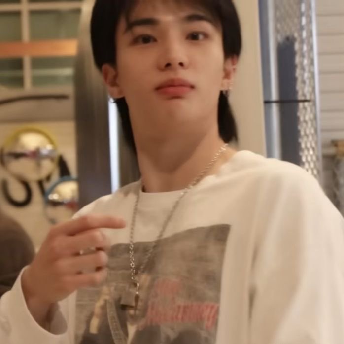 hwanghynjnnie's tweet photo. I love when hyunjin is hyunjinning https://t.co/rNjpsQj7T6