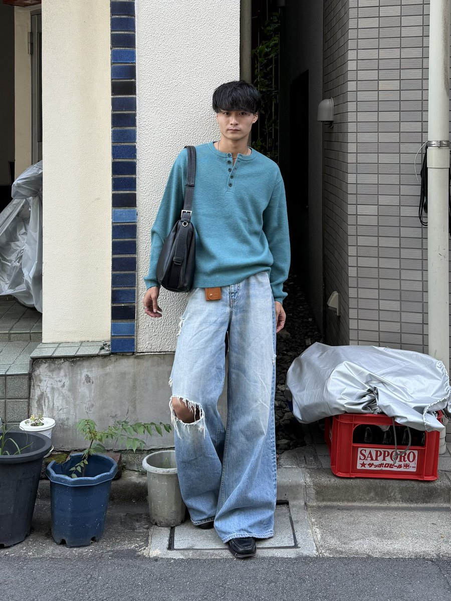 mizukiti0702's tweet photo. 色合わせが上手いと思うコーデって

①同系色をベースに差し色がある。
②同系色で小物を黒で締める。
③カラーアイテム同士と小物を黒。

この3つに限ると思う。 https://t.co/etBe0emt5O