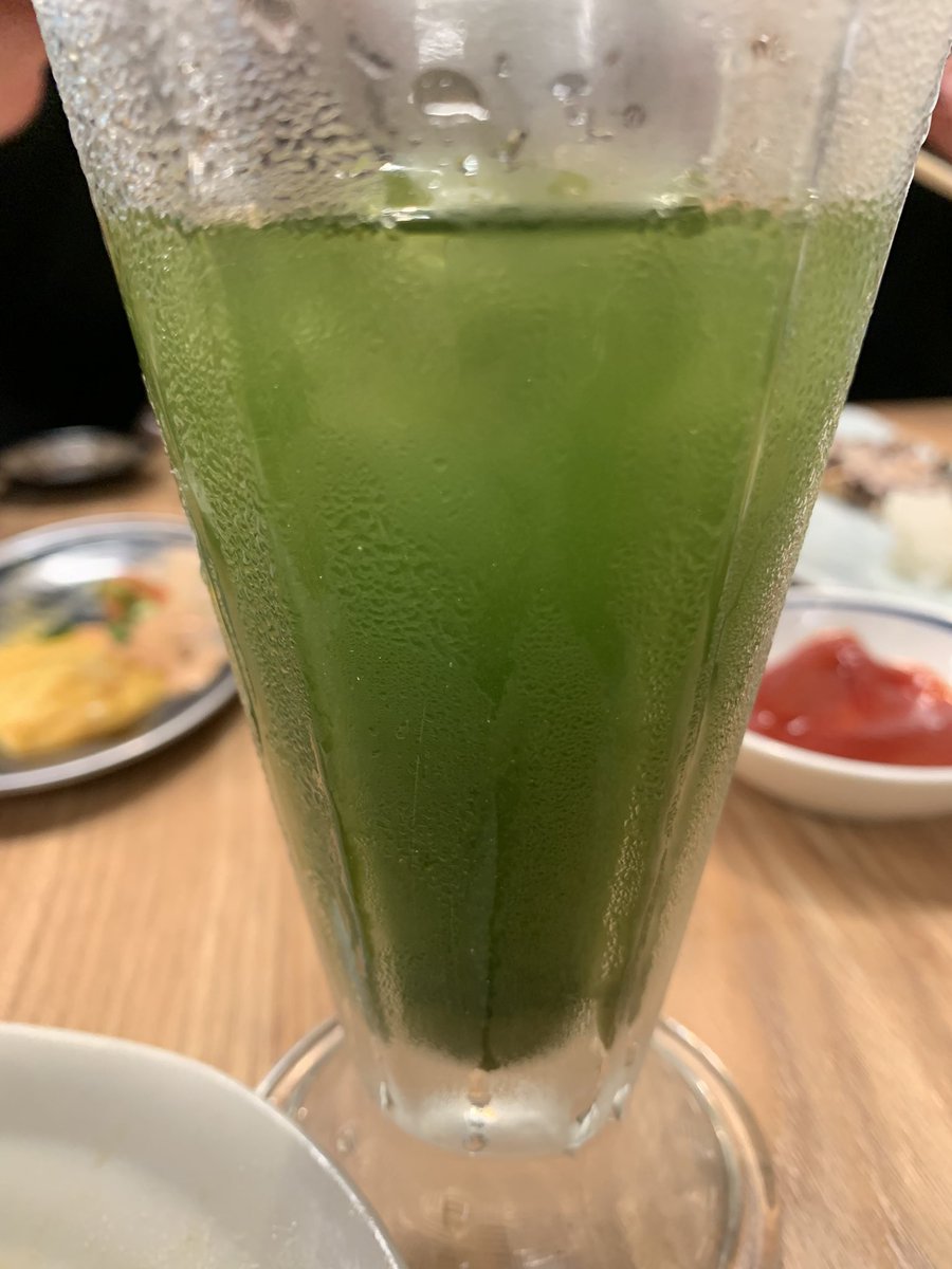 Sutyuty's tweet photo. 台風の勢いがヤバい横須賀ですが夜の研修始まってます🤣✨
相変わらず下戸なので青汁飲んでます😋

#コレは結構すごい割り箸割るの下手くそ選手権の上位に食い込むのでは

#家族研修旅行 https://t.co/1cmB5zQLtN