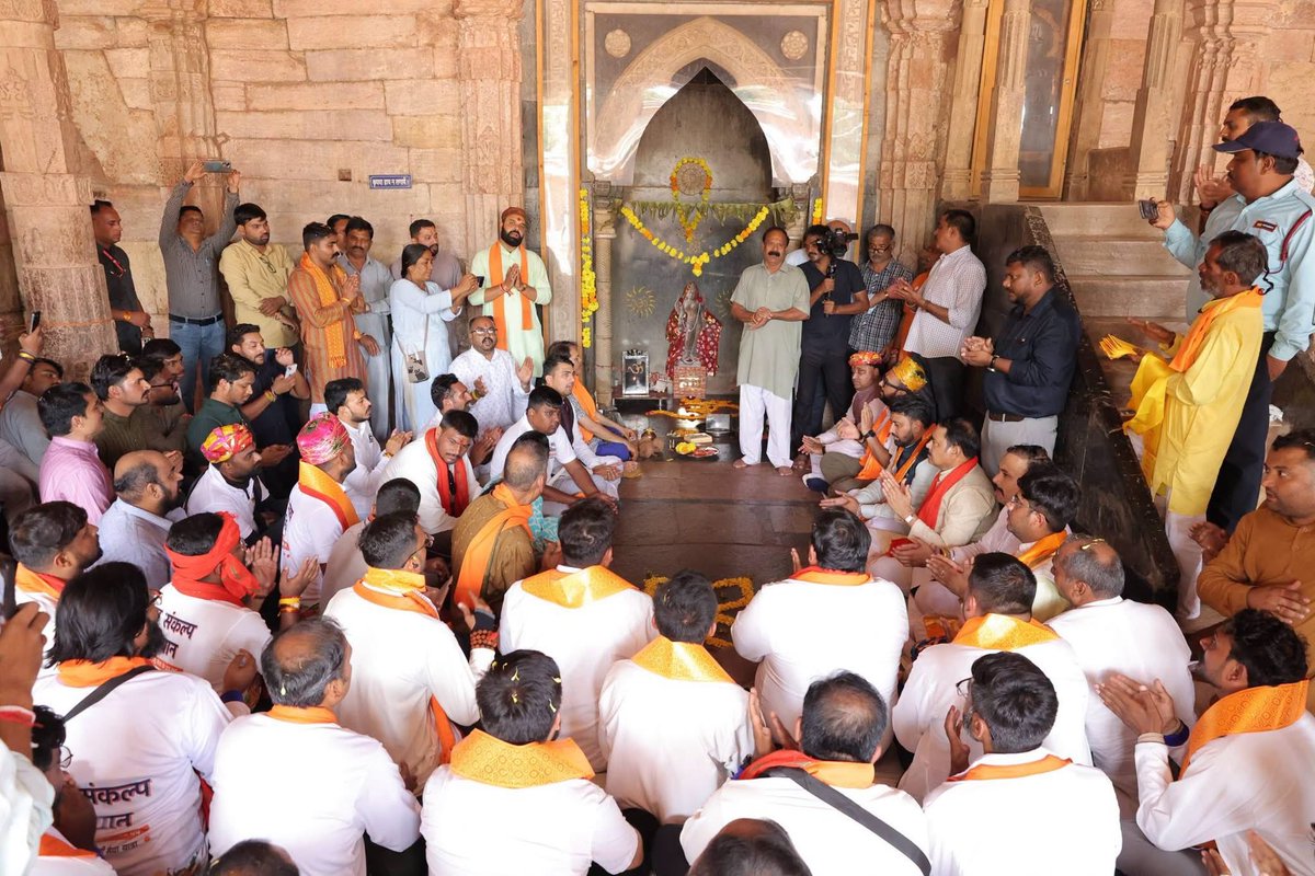 _theamanrai's tweet photo. आज मध्यप्रदेश में ‘सेवा यात्रा’ हेतु प्रवास पर पधारे @BJYM के राष्ट्रीय अध्यक्ष आदरणीय @drhemangjoshimp जी एवं प्रदेश अध्यक्ष आदरणीय @shyamtailorsjr जी के साथ धार स्थित ऐतिहासिक भोजशाला पहुँचकर माँ वाग्देवी के दर्शन एवं विधिवत पूजन-अर्चन में सहभागिता की।
@PMOIndia @BJP4India https://t.co/XCCFnhplgp