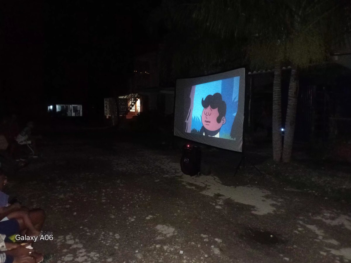 Ivanmegafa's tweet photo. Nuestro cine movil llega a la calle de Solnentre Paseo y el 1 norte paea el disfrute de toda la familia.
#vamosalcine
#cinemovil
#cineguantanamo https://t.co/tFyBi58sP2