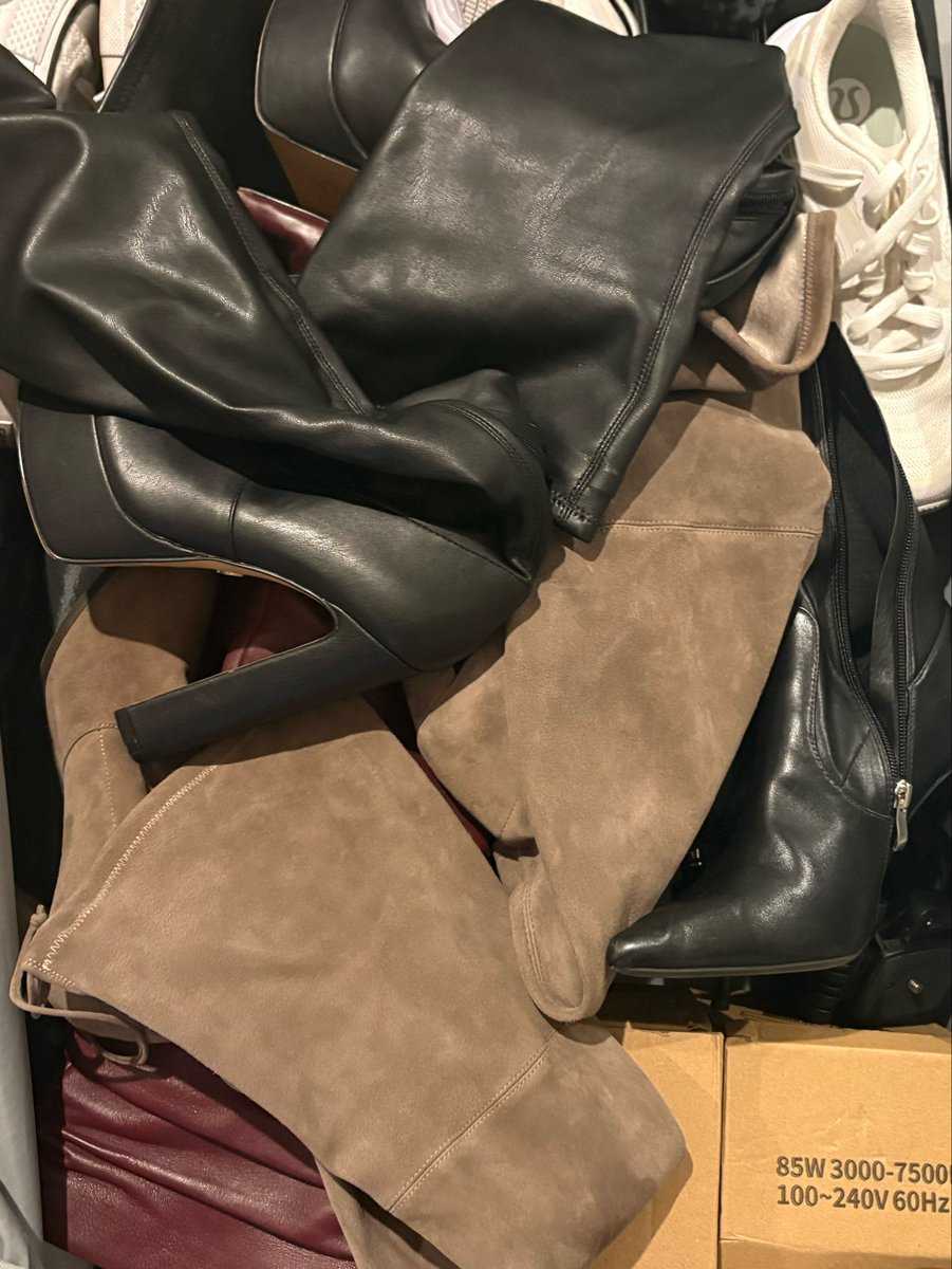 pr1ncessPaulina's tweet photo. One half of the suitcase is just boots and footwear for kicking all the balls 🤣

Footwear is important guyssss https://t.co/WtemxS8gGc
