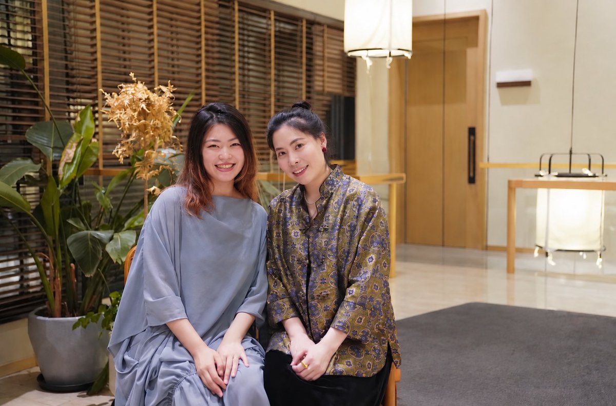 spicycandy00's tweet photo. 我的姐姐真是个爱哭鬼

昨天，和家人一起送外甥去英国读书，早上到她家就看着她收拾行李，细到连手上的饮料喝一半，不想费手可以挂在书包旁买的软扣里都交代了。

而她自己呢，连中午饭准备了一桌还是站着吃的。

到机场，一切都很顺利，我忍不住和爸妈说姐姐也太操心了，让自己也太累了。皓皓长大了这些可以照顾好自己的。

爸爸妈妈都笑笑说我不懂。

她在安检口站了好久好久。��头我看到她红红的眼眶，忍不住跟着也红了眼睛。

------
小时候我一直不觉得有姐姐这件事有多好，姐姐比我大了一轮。基本不和我玩。

后来才发现她和爸爸一样，只是不喜欢把爱放在嘴边

小时候在楼道里抱着我摔倒，却会下意识把我环在怀里。

初中我被当时的朋友冷暴力，我只会看着消息哭，姐姐生气的帮我编辑消息回复，然后很认真的告诉我，即使和好了，以后也要学会远离。

我们一起旅游，走累了坐在马路边，我说总是活在姐姐读书好能力好的压力下，你说那是因为姐姐比你大了那么多，等你到这个年龄的时候会更好。

离开了上一份很不喜欢的工作，姐姐在家里说你要从不好的工作经历里总结自己的问题，不要让它发生在下一份工作里，然后出门了。
没多久收到姐姐的很长的微信说，刚刚的话说重了。她不是这个意思。只是希望我下一份工作能做的开心一些。

还有好多好多事情，也不知道为什么突然煽情想写下这些，也可能是今天刷到小s的采访“不提及你我无法描述自己的一生。”

新的工作领导很好，也和姐姐熟识，找她对接文件的时候，她说我声音和姐姐太像了，走路的脚步声她一听还以为是姐姐过来了，我听了挺开心的。

我想出门在外，我得做得很好才行，因为我是你教出来的小孩。我不能让你丢脸。

我想，当别人与我交谈，感受我的想法，听我说话的方式和语气，会不会也能感受到一部分你的好。

如果别人喜欢我的某些部分，也近几乎等同于遥远欣赏过你。

也许敏感也是种天赋，让我感受到了更多爱。姐姐我永远爱你��