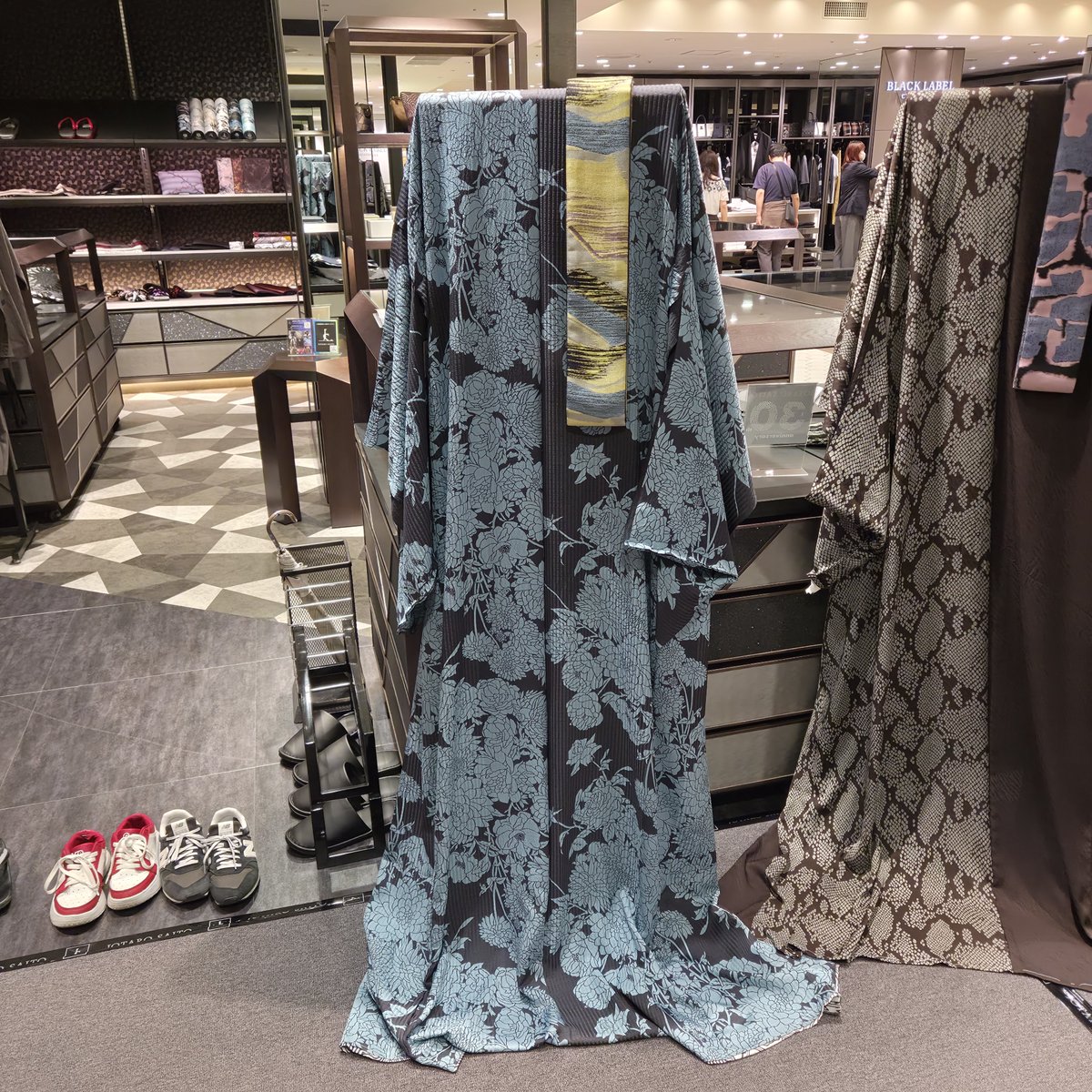 chaorina408's tweet photo. 松坂屋で太一の着物観てきた👘
感慨深い、、、 https://t.co/kwt8SZN2mO