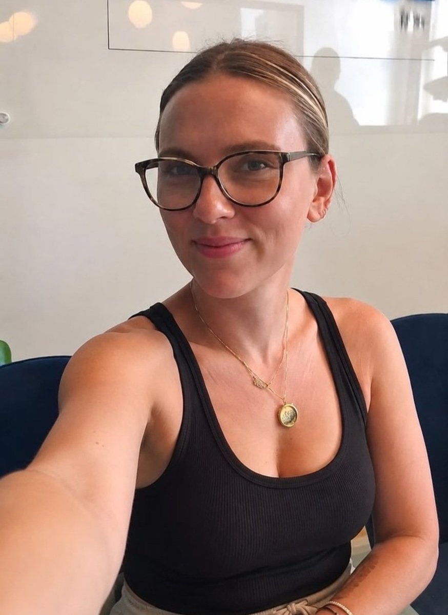 ScarlettJosgfk's tweet photo. Okay… I think it’s time we finally meet 😘❤️ Who would actually love  come to a meet &amp; greet? https://t.co/U3znLl2qbt