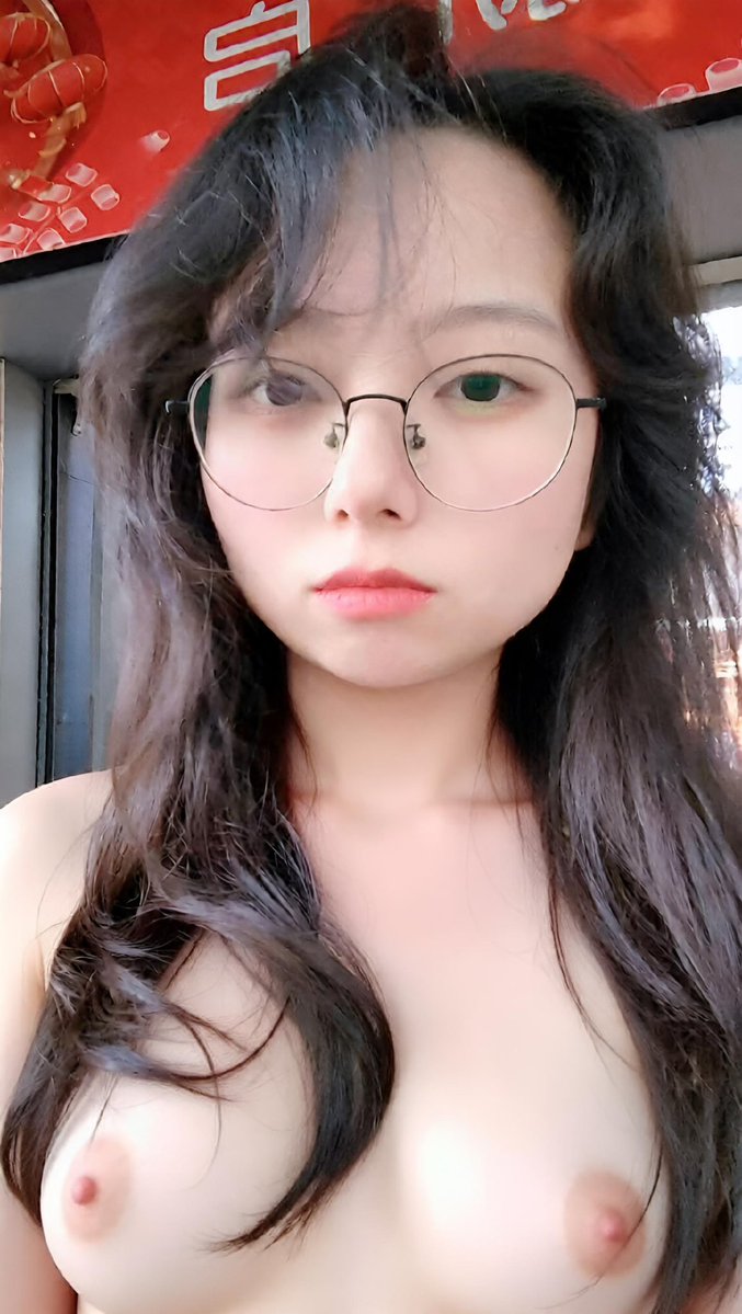 gougougao's tweet photo. 杨梦瑶喜欢做爱的时候被掐脖子和捏乳头，不愧是母狗，一对巨乳真是享受，穿蕾丝直接硬了 https://t.co/T4SAwz1kxG