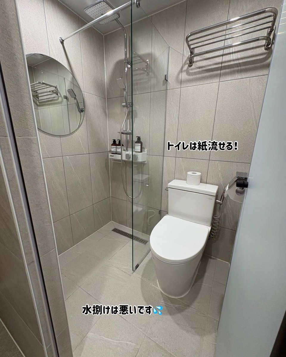 S14828001's tweet photo. 今回泊まったホテルがめちゃ穴場だった✨✨✨
9/11にOPENしたばかりのホテルだから新しくて綺麗だしオシャレ😍✨️
フリードリンク🥤お菓子もあった🍬💓
東大門からすぐという好立地で土日なのに1人￥6,000台だったよ🤩

↓↓↓ポイント↓↓↓

【good👍】
✔︎︎︎︎目の前にバス停
✔︎︎︎︎東大門駅から徒歩3分
✔︎︎︎︎🆕OPENなので綺麗
✔︎︎︎︎ウォーターサーバー、コーヒー🆓(お菓子もある)
✔︎︎︎︎ランドリー、ラーメンマシンあり
✔︎︎︎︎トイレ紙流せる
✔︎︎︎︎1Fがスーパー
✔︎︎︎︎非接触チェックイン
✔︎︎︎︎二重セキュリティ

【bad👎🏻】
✔︎︎︎︎シャワールームの水捌けが悪い
✔︎︎︎︎バスタブなし
✔︎︎︎︎トイレ濡れる
✔︎︎︎︎周りが暗くて夜間一人で歩くのは危険そう
✔︎︎︎︎テーブルがない

シャワーも共用じゃなくちゃんと各部屋にあるし、部屋もそれぞれ個室でセキュリティもちゃんとしてます！
ゲストハウスじゃないのにこの価格はすごい👏🏻✨
予約時まだクチコミ0で不安だったけど、スタッフさん親切だしめちゃくちゃ良かったよ😆💓

📍Melo Stay Seoul
