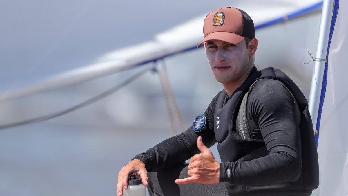 OlimpicoCol's tweet photo. Simón Gómez es campeón suramericano de Sunfish ⛵🥇🇨🇴

El colombiano cerró las nueve regatas con 15 puntos netos y aseguró el oro tras ganar las tres últimas salidas de Santa Fe 2026. 🔥

🔗 https://t.co/K9p4GynT8Z

#ColombiaEnSantaFe2026 https://t.co/ryaDHO9oFE