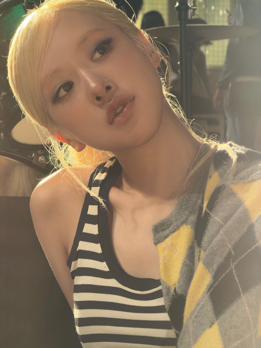 BBU_BLACKPINK's tweet photo. #ROSÉ Instagram update 

“ 🤘🏼new trix new trix 🤘🏼” https://t.co/gDnS8Sbqv5