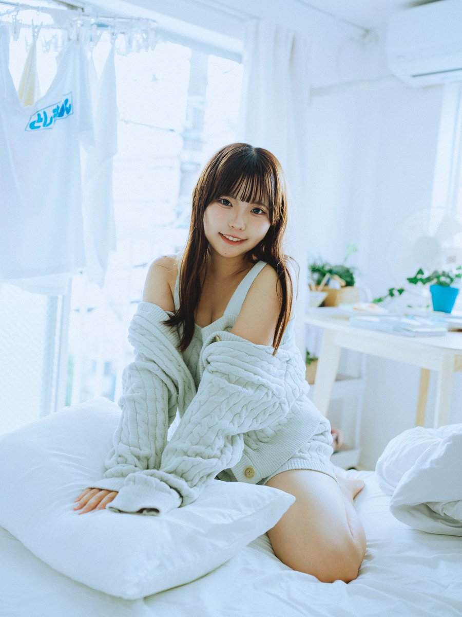 saruphoto's tweet photo. 【YouTube更新しました！📸】

たったワンルームでどこまで撮れるのか。
SNSで話題の小さなハウススタジオに、新しく買った28-70mm F2一本だけ持って撮影してきました📸

限られた空間だからこそ、
光の作り方も、距離も、切り取り方も全部考える。

超カメラマン目線の撮影POVです！

動画はコチラ↓
https://t.co/RY27DAVMga