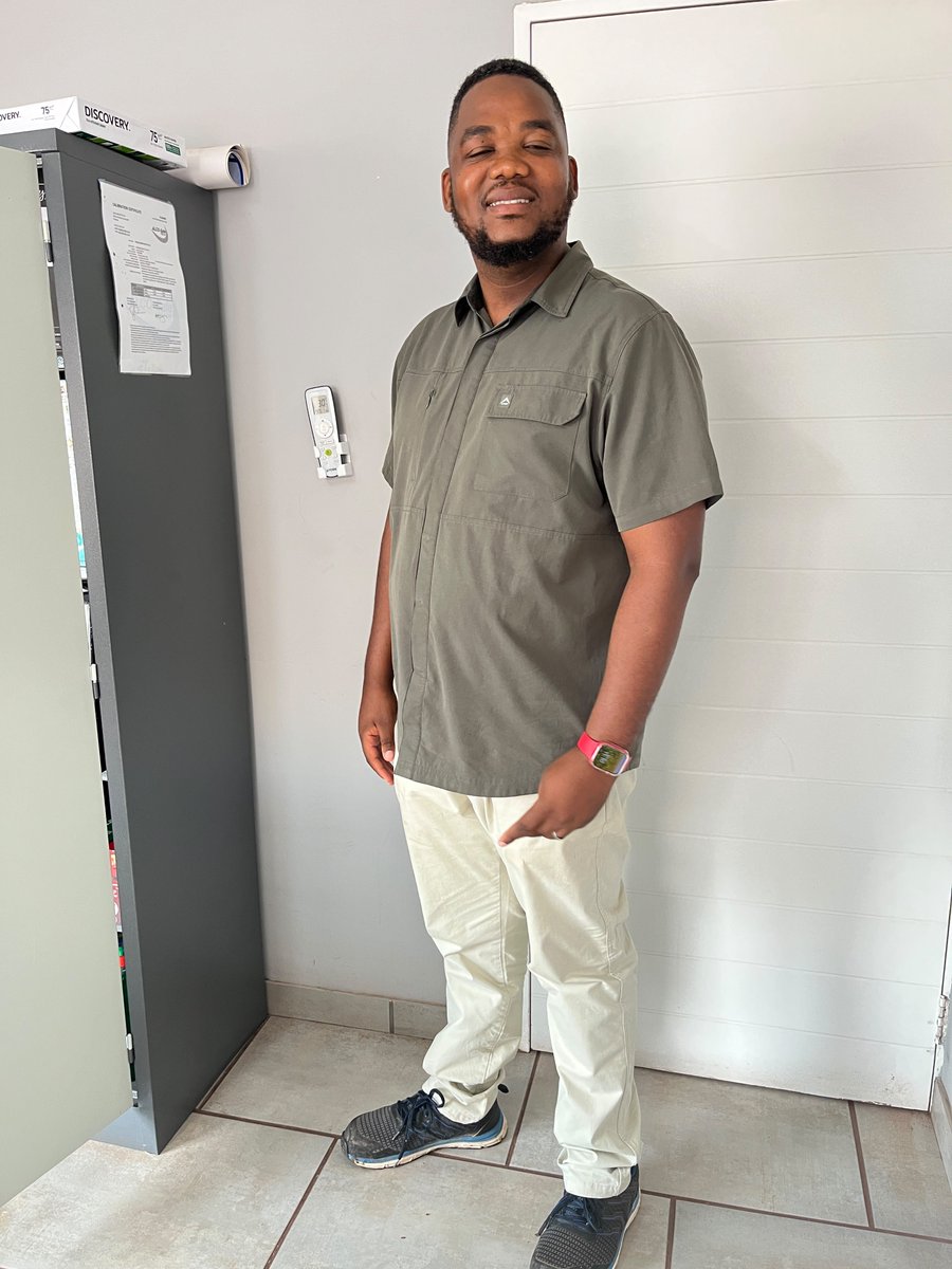 KeMothetsi's tweet photo. 😂😂 A colleague of mine sent me F1, then took the rest of these photos this morning. Ba re I'm fading away. https://t.co/wHDIxbilG4