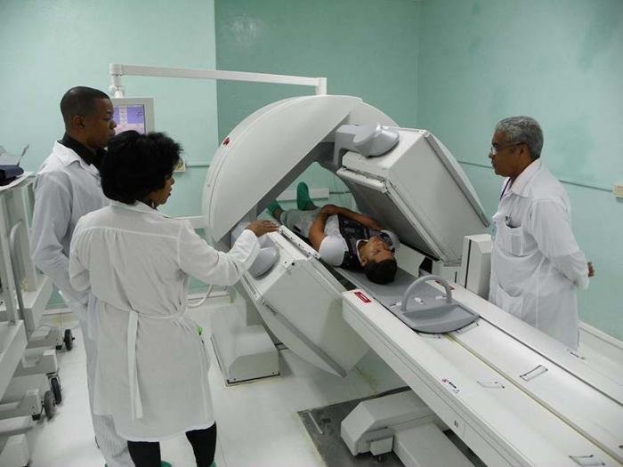 PortalMirandaJA's tweet photo. 🇨🇺 Un diagnóstico oportuno puede cambiar el curso de una enfermedad.
Las dificultades que enfrenta el Sistema Nacional de #Salud para acceder a medios diagnósticos, como consecuencia del bloqueo estadounidense, repercuten en una parte esencial de la atención médica y de la vida. https://t.co/GFF3MqH3U6