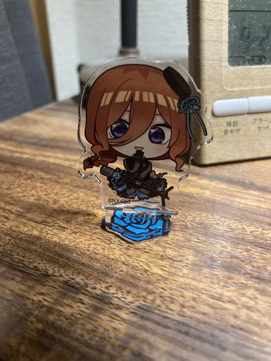 Shun29545950's tweet photo. 家のグッズ眺めてたら、「Roseliaの新メンバーですか？」て感じの三玖いた https://t.co/mCoUUDG68k