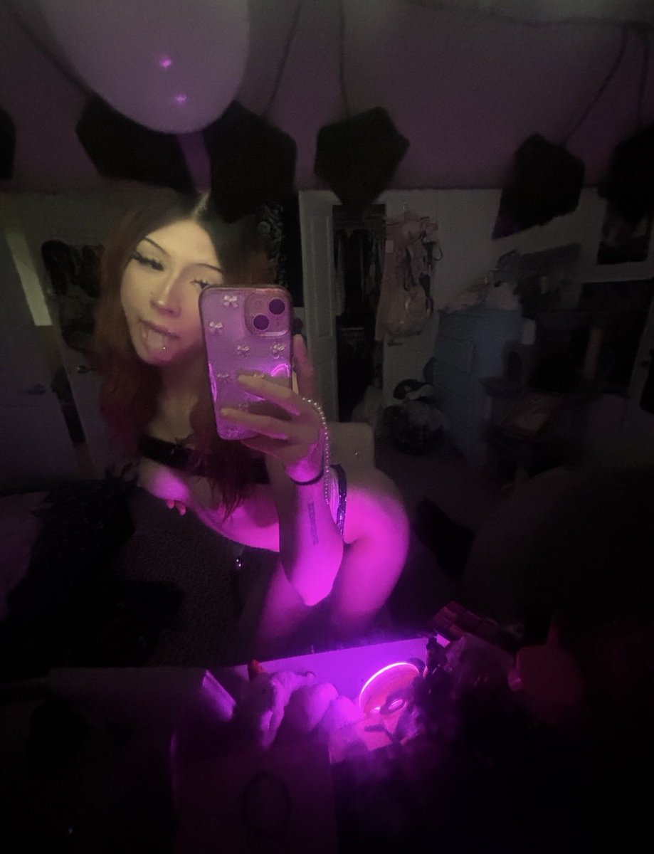 LittleSecretsM's tweet photo. i think it look better w the lights onn🎀😏 #chudai #bluepage https://t.co/pvzMz6VUnL