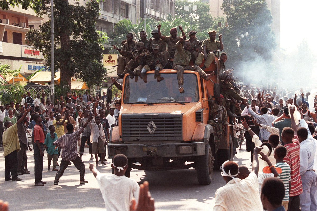 African_Pathe's tweet photo. Mobutu ruled Zaire for 32 years.

Then Laurent Kabila’s rebels swept across the country.

In May 1997, Mobutu fled.

Kabila seized Kinshasa, took power, and renamed Zaire the DRC.

But then, his former allies turned against him… https://t.co/v1oSDPTJ3J