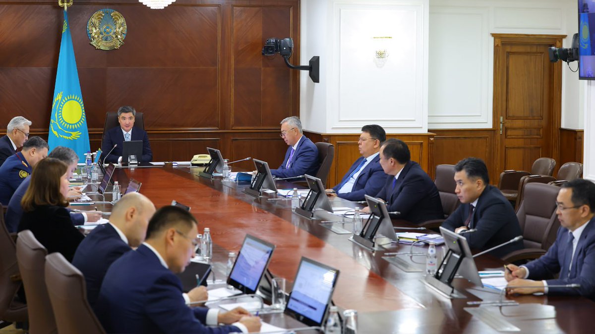 primeministerkz's tweet photo. 🌱 Премьер-министр #ОлжасБектенов провел совещание по исполнению поручений Президента, данных в выступлении на экологической акции «Таза Қазақстан».

👉 https://t.co/C7AmibHEpQ

#Казахстан #ТазаҚазақстан #Экология #ПравительствоРК https://t.co/waXpy1LtIf
