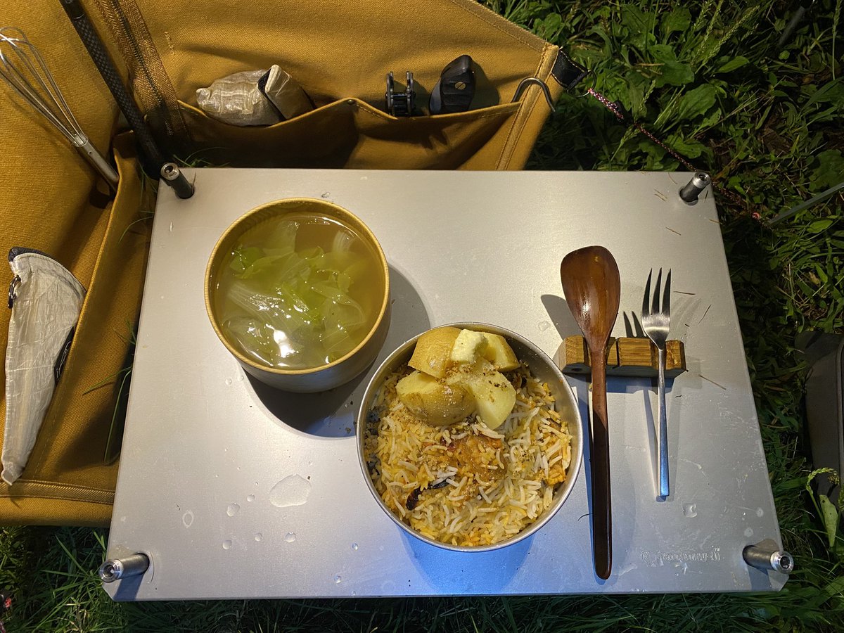 shingchai38's tweet photo. 夕飯
⚫︎チキンビリヤニ
⚫︎じゃがバター
⚫︎レタススープ
8月にスパイスを忘れて今一つだったビリヤニをリベンジ
美味しかったが、いつもの悪い癖で、中途半端に残りそうなバスマティ米を使い切ったら、チキンマサラが足りなかった😓
とはいえ、やはりスパイスで炊き込むと美味い👍
#キャンプ飯 https://t.co/HP0M4sck0p