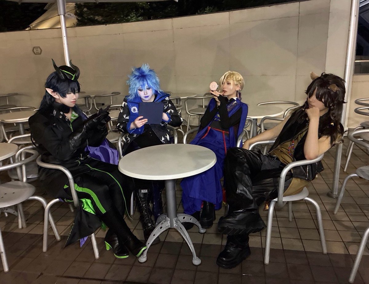gree_greedy's tweet photo. 3年寮長はインパ中も不仲

 #Dハロ仮装2026 #Dハロツイステ https://t.co/kA53dVovCg