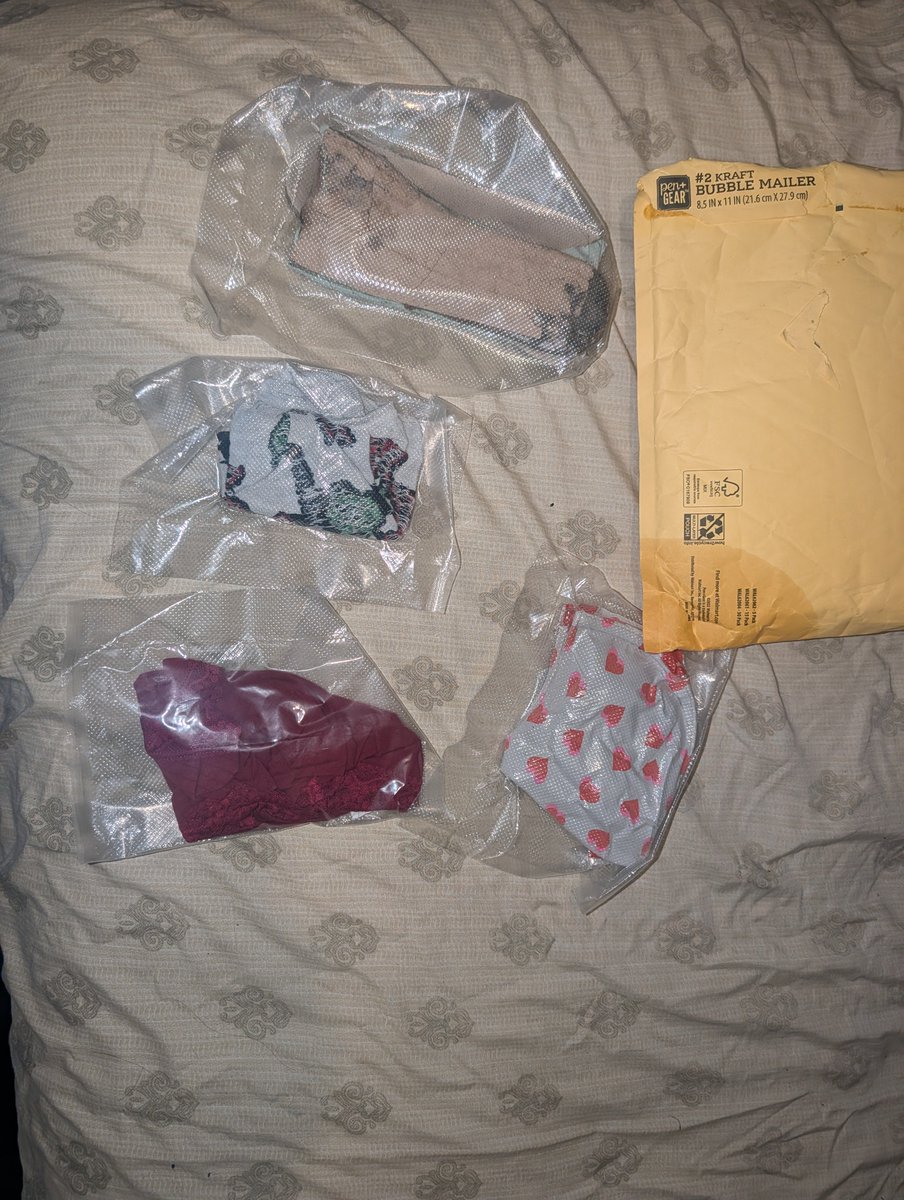 usedGoons's tweet photo. got a care package from a girl who graduated college and quit selling content :3 https://t.co/mqIf8ax5ha
