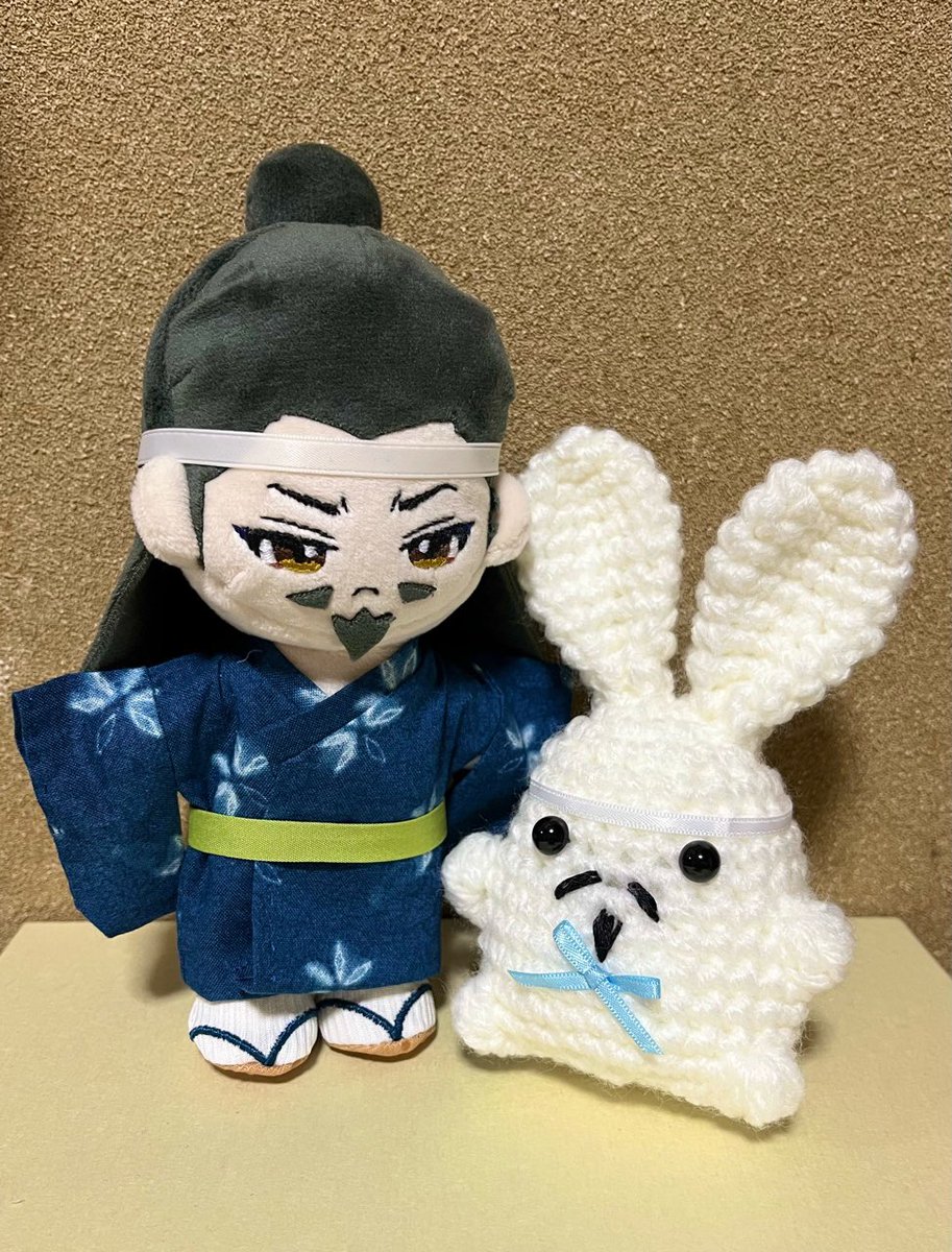 bonta004's tweet photo. 背くらべ。
ノーマルおじーえは15㎝。結構ウサおじーえ大きい｡ https://t.co/H1eAjCllU1