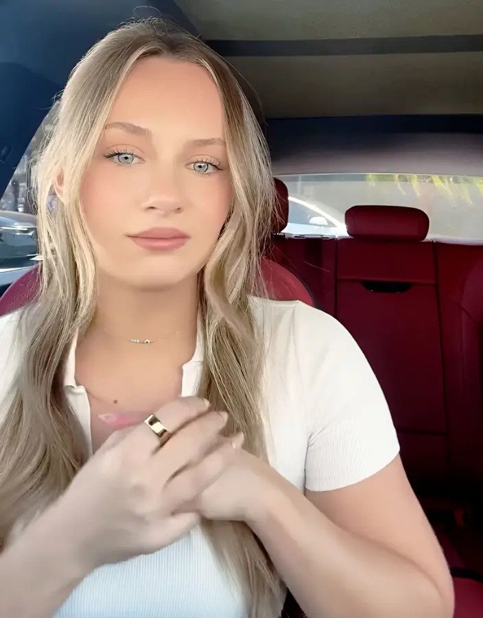 Yellowroseluz's tweet photo. Car selfies #Yellowrose https://t.co/VyczFWwWht