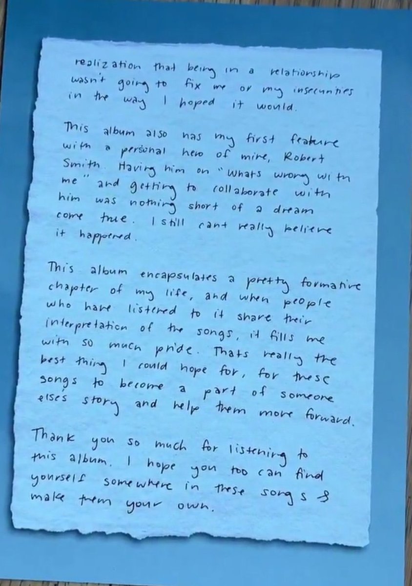 updateoliviabr's tweet photo. Olivia Rodrigo em nova carta sobre o “you seem pretty sad for a girl so in love” para os votantes do Grammy:

“Escrevi e gravei ‘you seem pretty sad for a girl so in love’ ao longo de dois anos. É a história cronológica de um romance, do início ao fim. De ‘drop dead’ a ‘cigarette smoke’, é a jornada do meu primeiro relacionamento adulto, desde toda a empolgação e possibilidades do início até o lento desmoronamento e, por fim, o coração partido que veio com ele.

Enquanto fazia o álbum, fiquei pensando em como, em um relacionamento, tanto a alegria quanto a melancolia podem coexistir lado a lado. Foi catártico para mim, como compositora, explorar alguns dos sentimentos menos óbvios que vêm com o apaixonar-se. Tive que reviver toda a ansiedade, o anseio, o ciúme, a tristeza, e acabei percebendo que se apaixonar pode genuinamente fazer você sentir que está enlouquecendo.

A peça central do álbum, e a minha música favorita que já escrevi, é ‘the cure’. Eu a escrevi sobre a constatação sóbria de que estar em um relacionamento não iria consertar a mim ou as minhas inseguranças da maneira que eu esperava.

Este álbum também tem a minha primeira colaboração com um herói pessoal meu, Robert Smith. Tê-lo em ‘whats wrong with me’ e poder colaborar com ele foi nada menos que um sonho que se tornou realidade. Ainda nem consigo acreditar direito que isso aconteceu.

Este álbum encapsula um capítulo bastante formativo da minha vida, e quando as pessoas que o ouviram compartilham suas interpretações das músicas, isso me enche de orgulho. Isso é realmente a melhor coisa que eu poderia desejar: que essas músicas se tornem parte da história de outra pessoa e a ajudem a seguir em frente.

Muito obrigada por ouvirem este álbum. Espero que vocês também consigam se encontrar em algum lugar nessas músicas e fazê-las suas.”