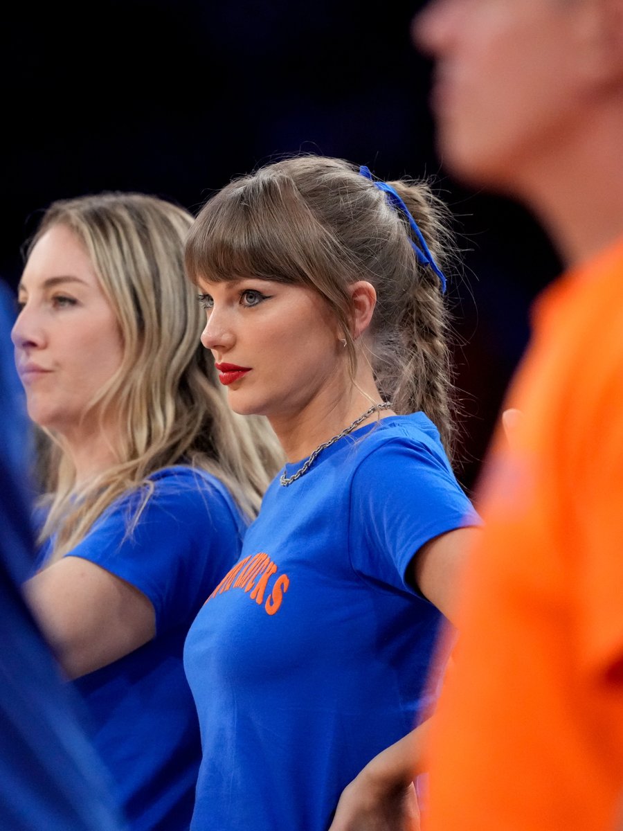 4k_taylorr's tweet photo. everyone should be scared when she does this pose https://t.co/JLE1alEn54