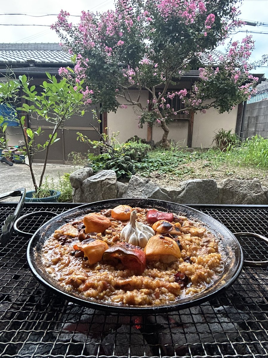 seiji346's tweet photo. 久しぶりにパエリアおじさん。
やっぱり炭で作る方が美味しいし早い。 https://t.co/1BfFOUclre