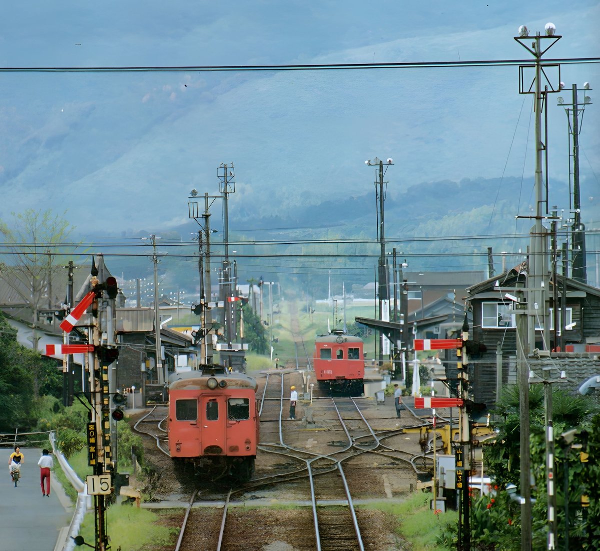 rei2012com's tweet photo. 1970年代後半の薩摩大口駅
山野線と宮之城線の列車が到着しています。
盆地の町に造られた薩摩大口駅は、2面3線のホームや機関区が併設された、地方ローカル線でもそこそこの規模の駅でしたが、いずれの路線も廃止されました（rj7912） https://t.co/Ysx46EGbnR