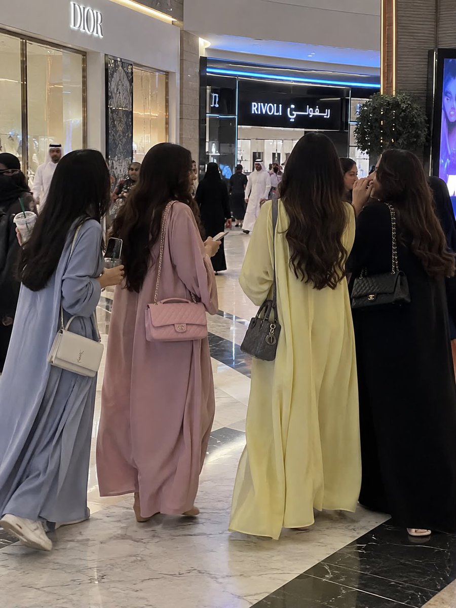 r_a99w's tweet photo. اذا شفت ذا المنظر في مول تأكد ان ما فيه رجال في البيت https://t.co/1IZ7yjaj4k