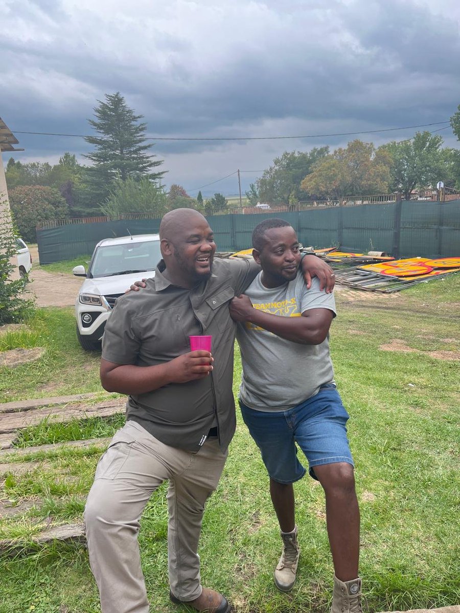 KeMothetsi's tweet photo. 😂😂 A colleague of mine sent me F1, then took the rest of these photos this morning. Ba re I'm fading away. https://t.co/wHDIxbilG4