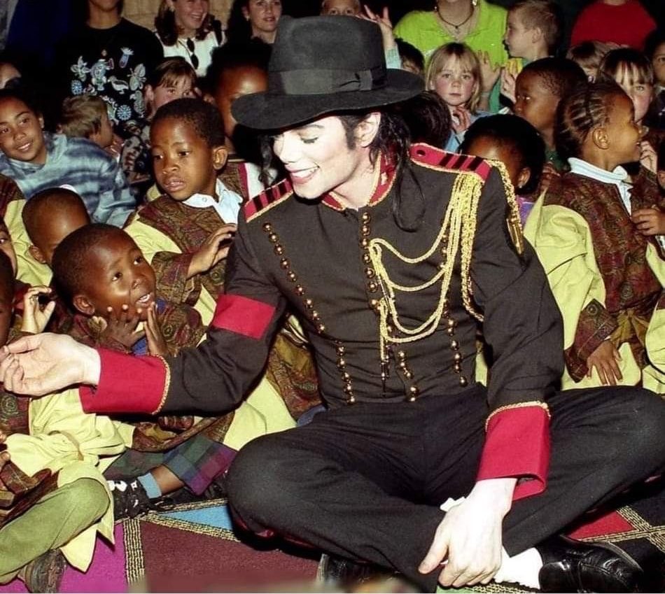 moongloved's tweet photo. i thought you all learned long ago that the media weren’t fascinated at all by michael hanging out with black kids cause it didn’t pertain their narrative, i could post pics for days to debunk this bullshit you just said https://t.co/jI74jD0wOG