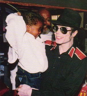 moongloved's tweet photo. i thought you all learned long ago that the media weren’t fascinated at all by michael hanging out with black kids cause it didn’t pertain their narrative, i could post pics for days to debunk this bullshit you just said https://t.co/jI74jD0wOG