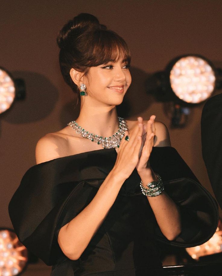 lalisaorbit's tweet photo. Pov : #Lisa wearing some of Bvlgari's best works https://t.co/KwUYdzwEZk