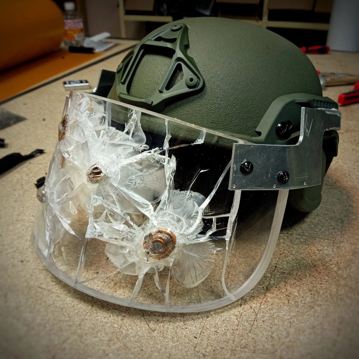 Inertlab's tweet photo. 過去画像で色々探してたら被弾バイザーありました😊
被弾してるとバイザーの特徴が感じられて表現に幅が出るので◎と絵心ゼロの私が言っております👍 https://t.co/raFA5xGHC8