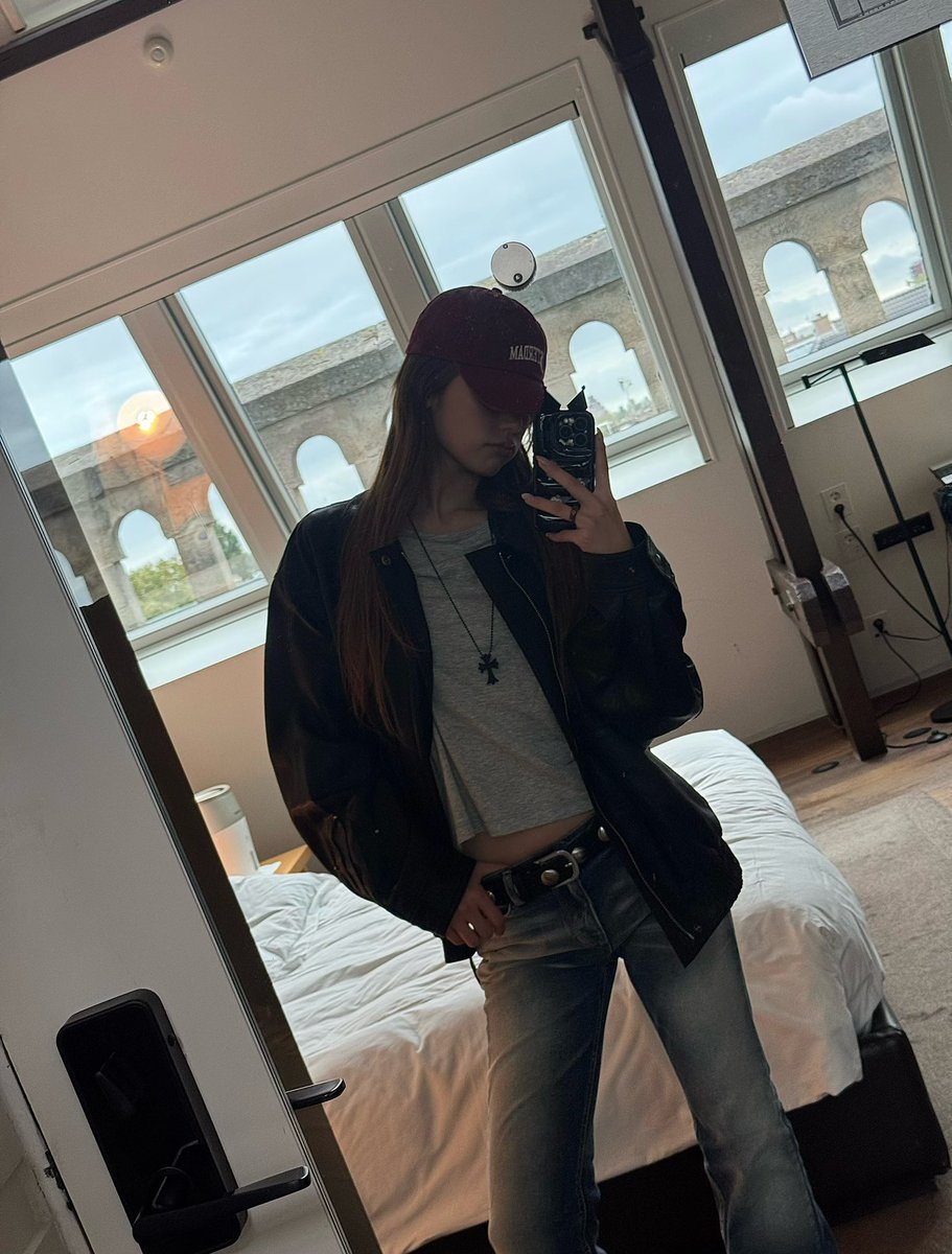 yeji_midzyfury's tweet photo. YEJI OTTD AND AESTHETIC FEELING FROM HER AMSTERDAM IG POST ????? SHE IS SO COOL https://t.co/aBOJkuk988