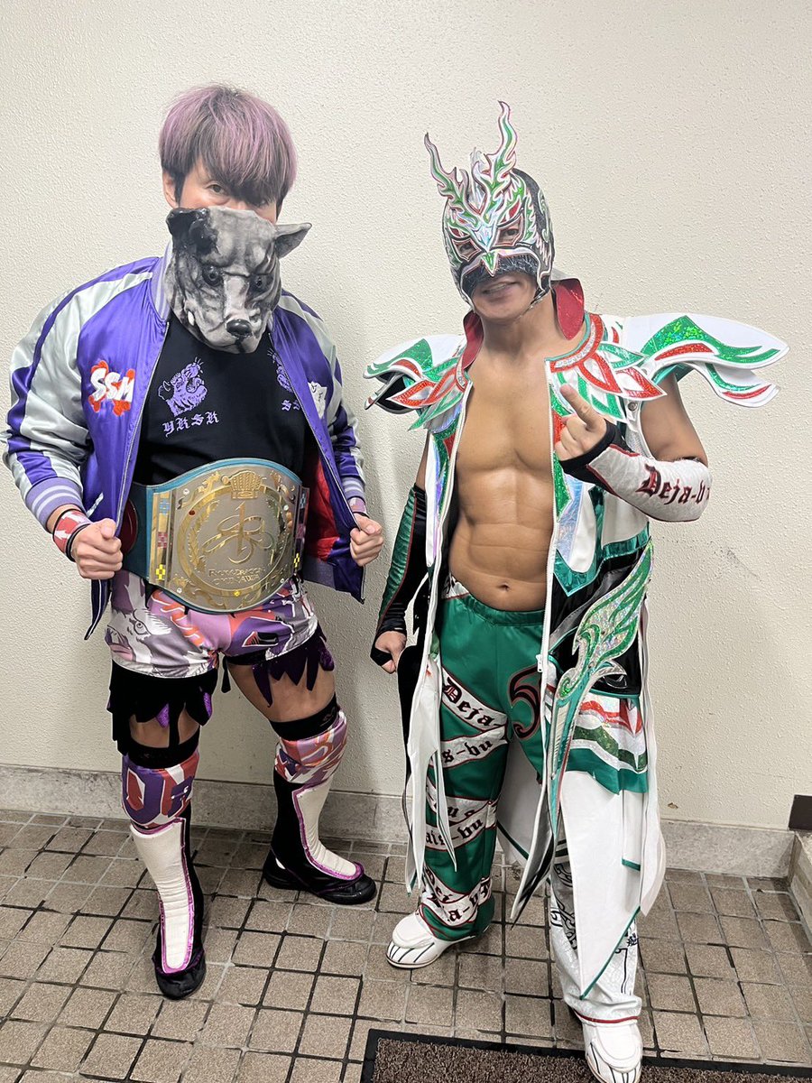 ssm_yokosuka046's tweet photo. 一緒にベルト巻いて入場したかったなぁ〜

その上、試合も急所攻撃で敗れて可哀想だったのでガウン直してあげました✂️🪡🧵

手縫いにはなかなかハードな分厚さでしたが、気合いで縫いました🫨

#横須賀屋 https://t.co/YoQGBjVF6K