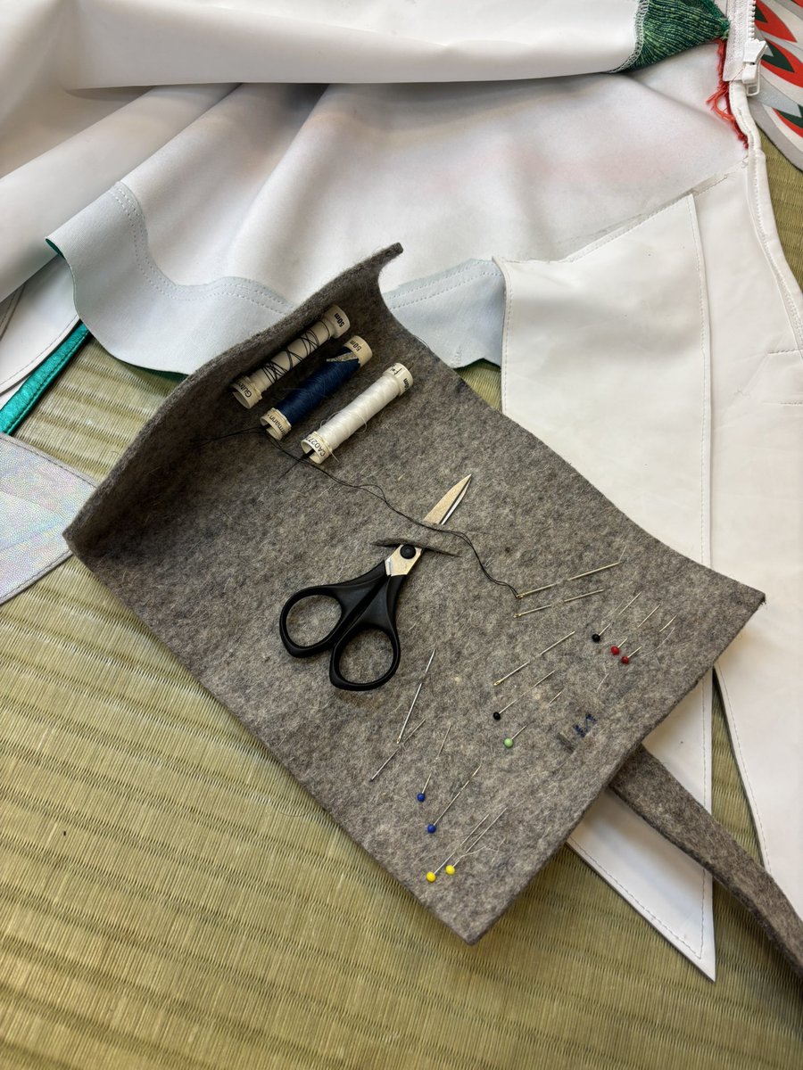 ssm_yokosuka046's tweet photo. 一緒にベルト巻いて入場したかったなぁ〜

その上、試合も急所攻撃で敗れて可哀想だったのでガウン直してあげました✂️🪡🧵

手縫いにはなかなかハードな分厚さでしたが、気合いで縫いました🫨

#横須賀屋 https://t.co/YoQGBjVF6K