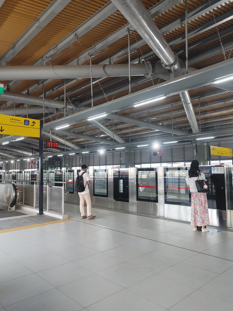 icsalwy's tweet photo. today nyobaiin LRT https://t.co/aCcdtO8cNV
