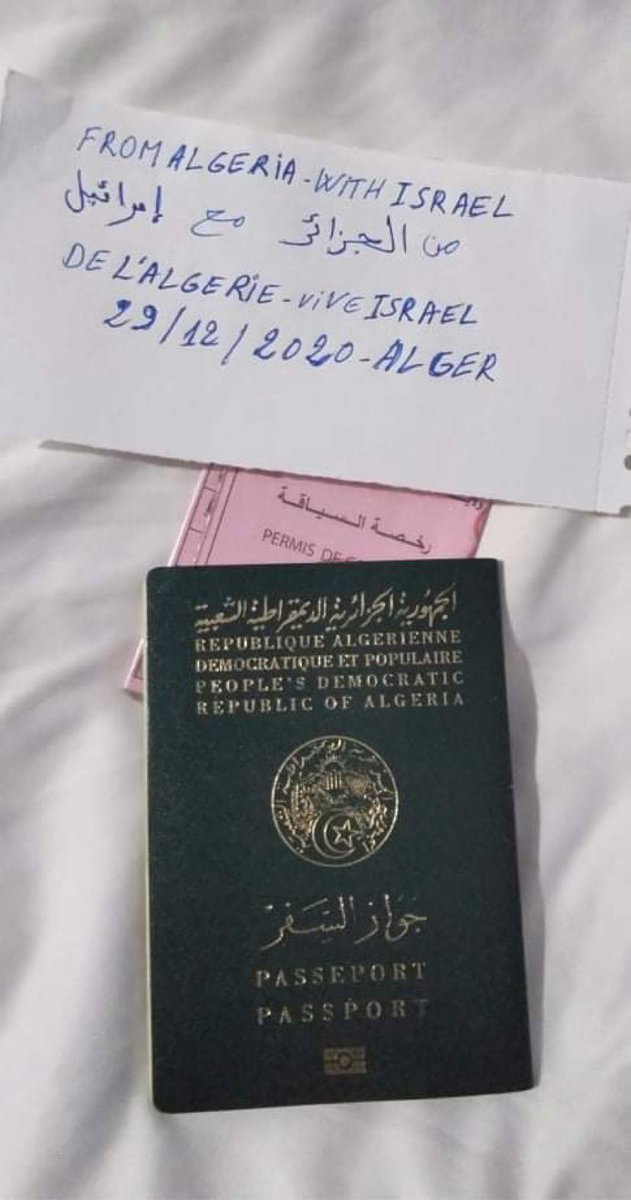 brahimlmaghribi's tweet photo. Des bruits courent sur un mouvement important d'algériens du monde demandant à leur régime voyou du FLN de vite avoir des relations avec Israël pour ne pas laisser le Maroc se renforcer militairement... les algériens du monde en ont plus rien à faire de leur pseudo cause palestinienne, ils veulent surtout pas voir le Maroc continuer à creuser l'écart sur eux et s'affichent par milliers avec leurs passeports algériens et des mots d'amitié à Israël !