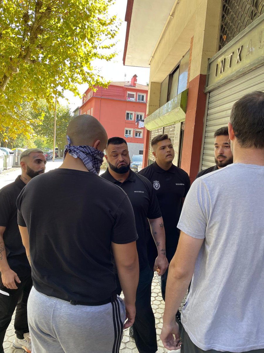 LaHaineInfo's tweet photo. 🚨ADI!🚨 DESOKUPA DONOSTIAN

Auzokideek jakinarazi dutenez, Desokupakoak Herrerako alcalde jose elosegi inguruko eraikin batean daude. Posible duen pertsona orori bertara joateko deia luzatzen diote, presioaren bitartez kanporatzeko. https://t.co/ynOAKSaEox