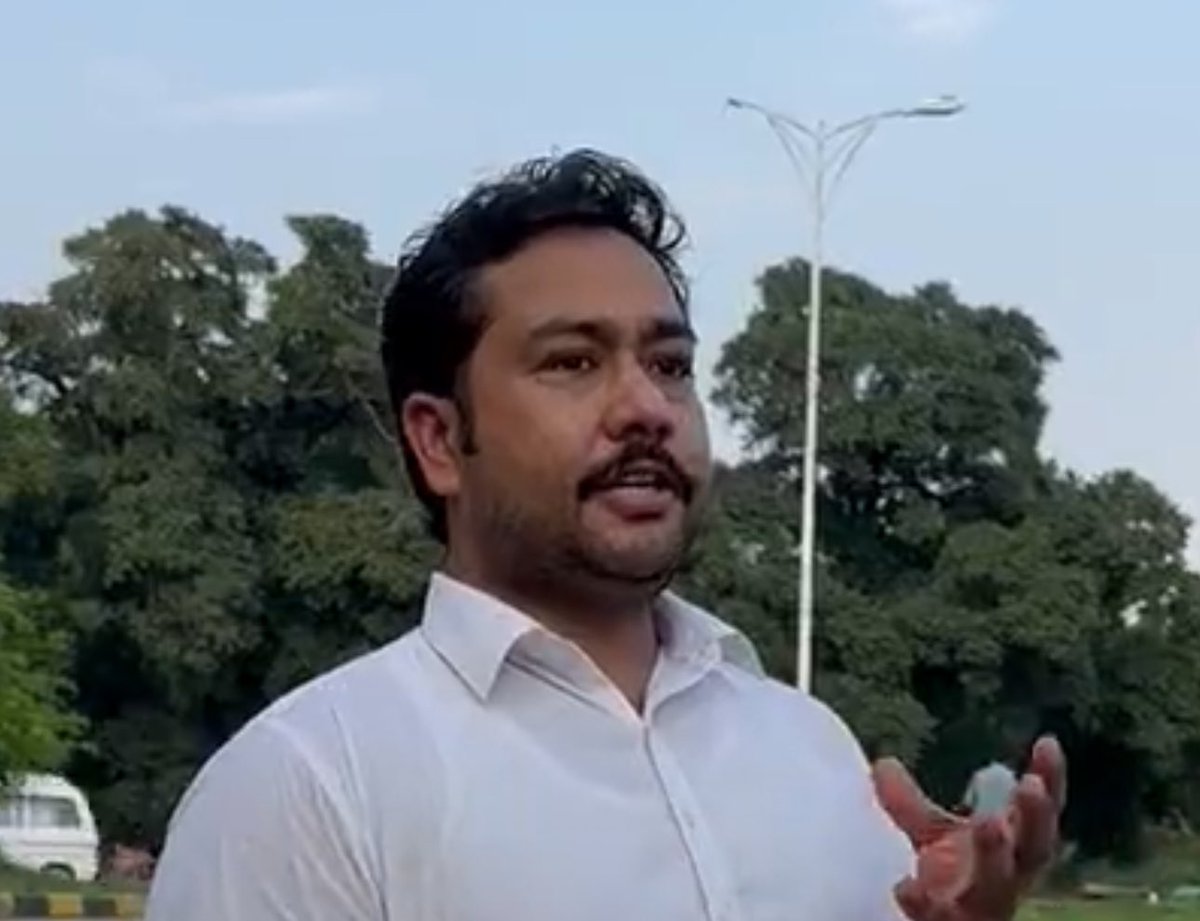 AWPIsbRwp's tweet photo. عوامی ورکرز پارٹی (مارکسسٹ) راولپنڈی۔اسلام آباد صدر انجمن ریڑھی بان اسلام آباد رانا شہباز کو بلاوجہ حبسِ بےجا میں رکھنے اور پھر ایک بےبنیاد بیک ڈیٹ ایف آئی آر میں نامزد کر کے اڈیالہ جیل بھیجنے کی سخت الفاظ میں مذمت کرتی ہے۔
#ReleaseRanaShehbaz
1/2 https://t.co/fCHye6FTyD