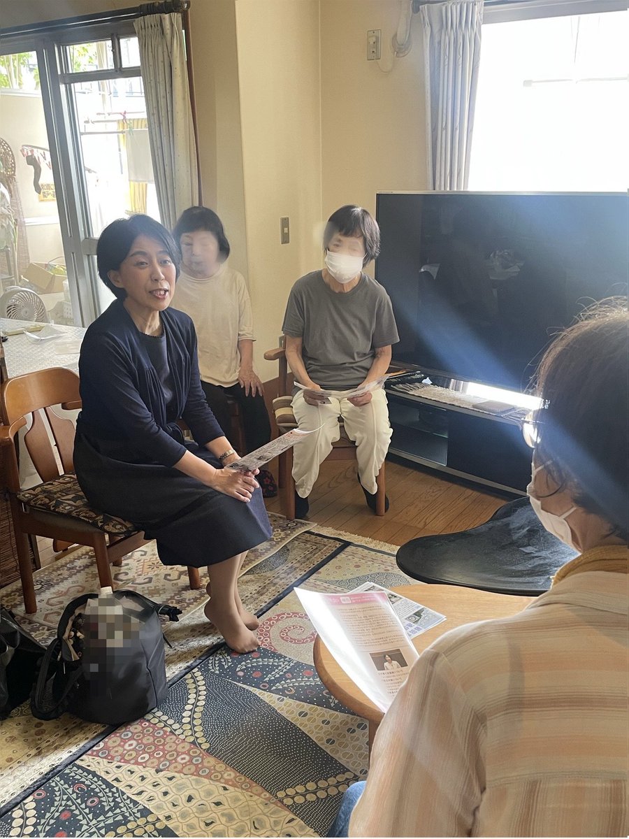 fmayumisan's tweet photo. タウンミーティング第2弾！今回は、市営住宅にお住まいの高齢者の皆さまと、ゆっくりお話をさせていただきました。

皆さま本当にお元気で若々しく、和やかな雰囲気の中、さまざまなご意見を伺うことができ、私自身も大変勉強になりました。

まず「藤田まゆみ通信」をご覧いただきながら、
・身寄りのない高齢者への支援
・避難所への手すり付き簡易トイレの整備
・物価高への支援
など、これまで取り組んできたことをご紹介。

その後は、皆さまが日頃の暮らしの中で感じておられることを自由にお話しいただきました。

市営バスなどの移動手段について、市営住宅での暮らしに関するご要望、介護保険についての疑問など、身近で具体的なお声をたくさん聞かせていただきました。

こうして直接お会いしてお話を伺うことで、改めて気づかされることがあります。

お寄せいただいた一つ一つのお声を大切にし、徳島市で対応すべきこと、国につなぐべきことを整理しながら、今後の取り組みにつなげてまいります。

ご参加いただいた皆さま、ありがとうございました。
#徳島市 #徳島市議会議員
 #藤田まゆみ
#地域のお声を大切に