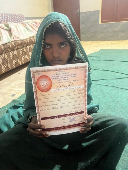vopm_urdu's tweet photo. A 12-year-old #Hindu girl is abducted in #Sindh, raped, taken to Pir Umar Jan Sarhandi’s shrine in Samaro, “converted,” and married to Parvez Mari. Her age is then rewritten from 12 to 19 so the papers look clean.
#stopconvertingminorities https://t.co/JdzR8qYfCl