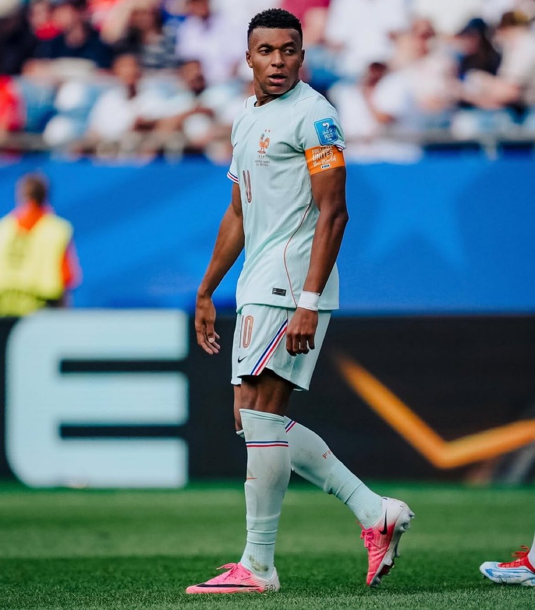 AsistSpor's tweet photo. Zinedine Zidane, Kylian Mbappe'yi santrfor yerine sol kanatta tercih edebilir.

(RMC Sport) https://t.co/4IGcBbk8yo