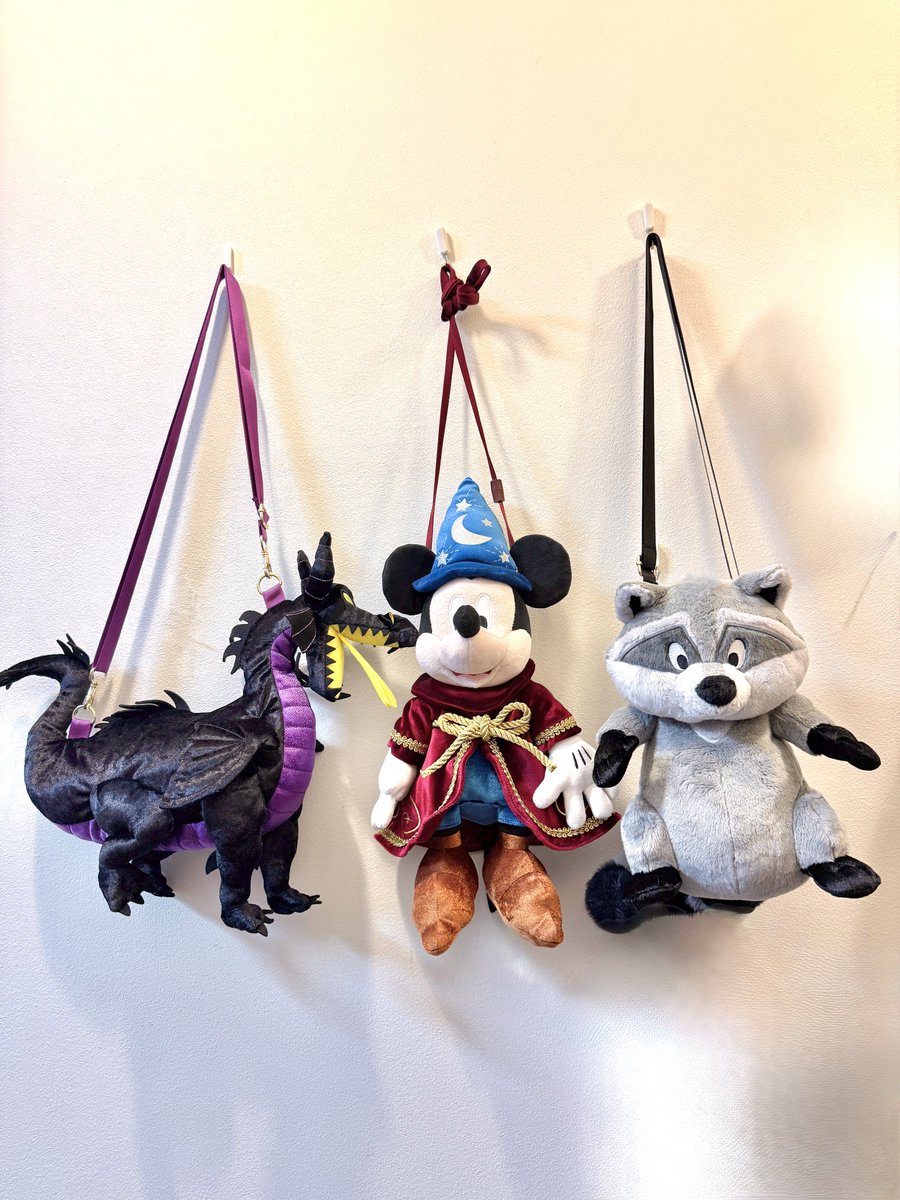 PonteVecchio_iz's tweet photo. 「アンタは年パスもないのに3つもトンチキショルダー買ってどこ持ってくの！！」って心の中のオカンが言ってくるんですけど、こんなもんなんぼあってもええやろがい！！！ うそです、もうこれ以上増やさないつもりですがヘラクレスのペガサスのショルダーバッグが出たら買います https://t.co/OJH0p29DDP