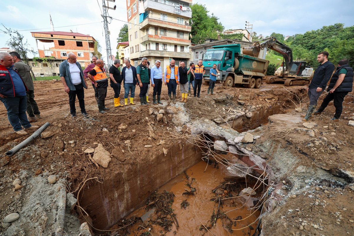 RizeDefterdar's tweet photo. Cuma akşamından itibaren etkili olan yağışlar nedeniyle, İyidere ve Pazar ilçelerimizde selden etkilenen bölgelerde oluşan zararları tespit edilmesi amacıyla, Defterdarlığımız bünyesinde oluşturulan zarar tespit ekipleri Cumartesi günü itibariyle incelemelerine başlamıştır. https://t.co/21QGAp3p75