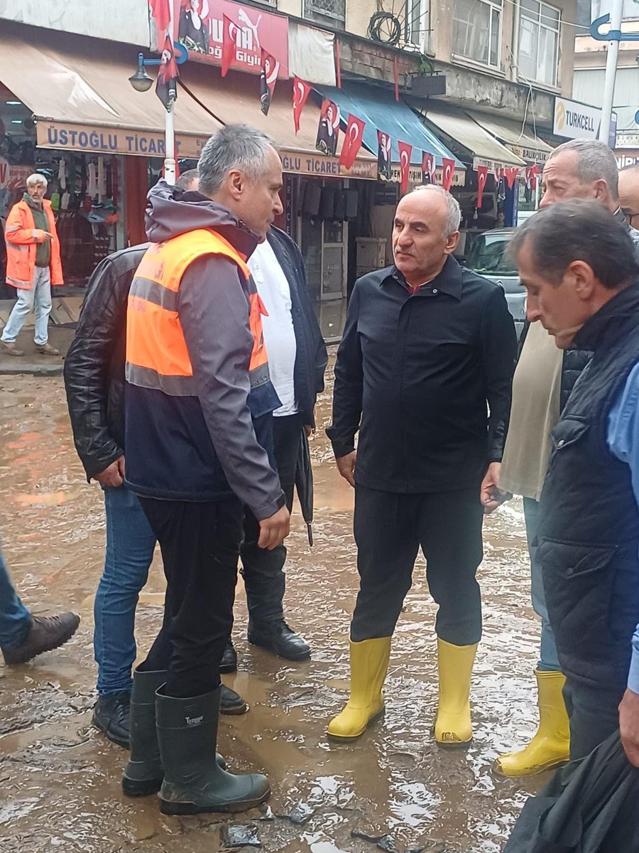 RizeDefterdar's tweet photo. Cuma akşamından itibaren etkili olan yağışlar nedeniyle, İyidere ve Pazar ilçelerimizde selden etkilenen bölgelerde oluşan zararları tespit edilmesi amacıyla, Defterdarlığımız bünyesinde oluşturulan zarar tespit ekipleri Cumartesi günü itibariyle incelemelerine başlamıştır. https://t.co/21QGAp3p75